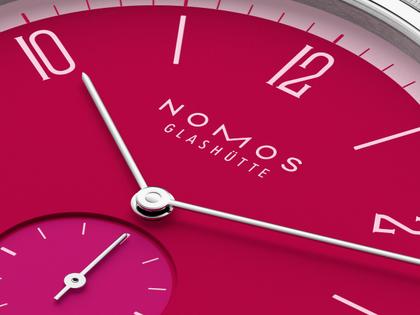 Nomos Glashütte Tangente 38 Datum "175 Years Watchmaking - Chili" Handaufzug Edelstahl pinkes Zifferblatt graues Textilband Glasboden – Herrenuhren Uhr mit Datum aus Edelstahl. Das Gehäuse ist rund und silber. Das Textilarmband ist grau. Das Zifferblatt ist arabisch Index und pink. – Ansicht 5
