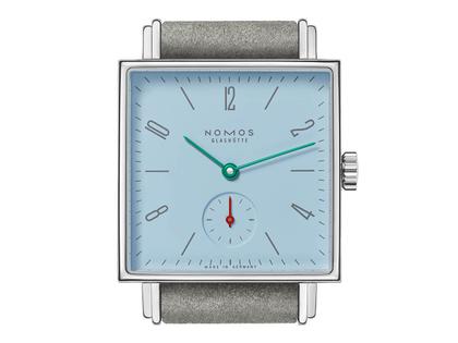 Nomos Glashütte Tetra Petit Four Azur Handaufzug Edelstahl 29mm blaues Zifferblatt graues Lederband Stahlboden – Damenuhren Uhr ohne Datum aus Edelstahl. Das Gehäuse ist quadratisch und silber. Das Lederarmband ist grau. Das Zifferblatt ist arabisch Index und blau. – Ansicht 5