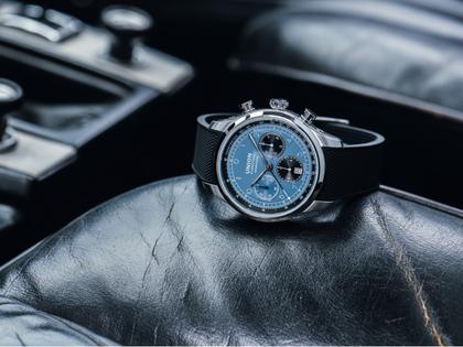 Union Glashütte Belisar Chronograph Speedster Limited Edition 2023 – Herrenuhren Chronograph aus Edelstahl. Das Gehäuse ist rund und silber. Das Edelstahlarmband ist silber. Das Zifferblatt ist arabisch Index und blau. – Ansicht 5
