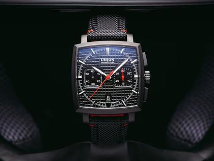 Union Glashütte Averin Chronograph Automatik Edelstahl Schwarz-DLC 41mm schwarzes Zifferblatt schwarzes Textilband – Herrenuhren Chronograph aus DLC beschichtet und Edelstahl. Das Gehäuse ist quadratisch und schwarz. Das Lederarmband ist schwarz. Das Zifferblatt ist ein Index in schwarz. – Ansicht 4