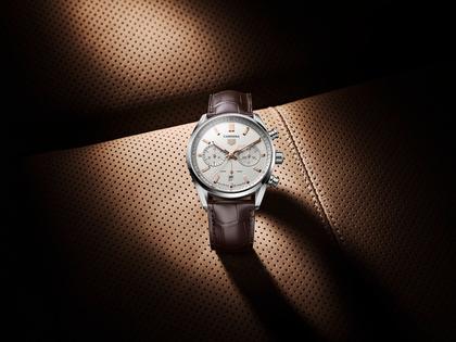 TAG Heuer Carrera Chronograph Automatik Edelstahl 42mm silbernes Zifferblatt braunes Lederband – Herrenuhren Chronograph aus Edelstahl und Keramik. Das Gehäuse ist rund und silber. Das Lederarmband Kroko / Alligator ist braun. Das Zifferblatt ist ein Index in silber. – Ansicht 3