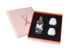 Meissen Geschenk-Set Juniper Jack London Dry Gin mit zwei Becher weiß – Porzellanwaren Tafelporzellan in weiß und aus Porzellan. – Ansicht 2