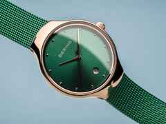Bering 13326 Edelstahl Damenuhr rosegold grünes Zifferblatt grünes Edelstahlband – Damenuhren Uhr mit Datum aus Edelstahl und PVD beschichtet. Das Gehäuse ist rund und roségold. Das Edelstahlarmband ist grün. Das Zifferblatt ist ein Index in grün. – Ansicht 2