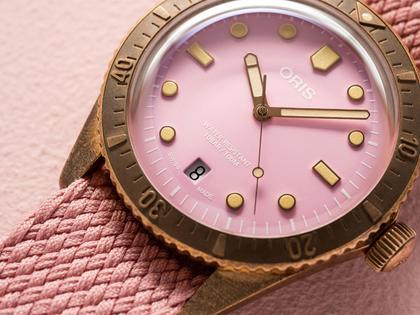 Oris Divers Sixty-Five Cotton Candy Automatik Bronze 38mm pinkes Zifferblatt rosa Textilband – Damenuhren Uhr mit Datum aus Bronze und Leder. Das Gehäuse ist rund und roségold. Das Textilarmband ist rosa. Das Zifferblatt ist ein Index in rosa. – Ansicht 4