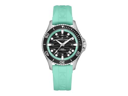 Hamilton Khaki Navy Scuba Automatik Edelstahl 40mm schwarzes Zifferblatt blaues Kautschukband – Herrenuhren Uhr mit Datum aus Edelstahl. Das Gehäuse ist rund und silber. Das Kautschuk / Kunststoff / Silikon Armband ist türkis. Das Zifferblatt ist arabisch Index und schwarz.