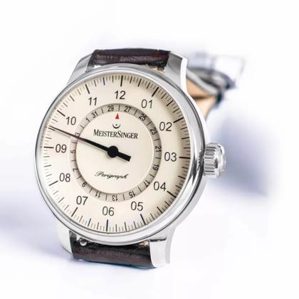 MeisterSinger Perigraph 38 Automatik Edelstahl elfenbeinfarben Lederband dunkelbraun – Herrenuhren Uhr mit Datum aus Edelstahl und Leder. Das Gehäuse ist rund und silber. Das Lederarmband ist braun. Das Zifferblatt ist arabisch und beige. – Ansicht 3