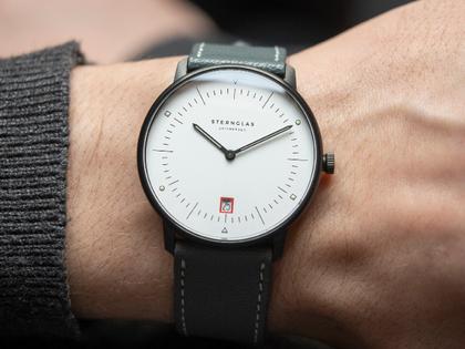 Sternglas Naos Edition Bauhaus III Quarz Edelstahl Schwarz-PVD 38mm weißes Zifferblatt graues Lederband – Herrenuhren Uhr mit Datum aus Edelstahl, Leder und PVD beschichtet. Das Gehäuse ist rund und schwarz. Das Lederarmband ist grau. Das Zifferblatt ist arabisch Index und weiß. – Ansicht 6