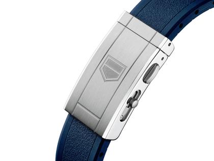 TAG Heuer Aquaracer Professional 300 Date Automatik Edelstahl 42mm blaues Zifferblatt blaues Kautschukband – Herrenuhren Uhr mit Datum aus Edelstahl und Keramik. Das Gehäuse ist rund und silber. Das Kautschuk / Kunststoff / Silikon Armband ist blau. Das Zifferblatt ist ein Index in blau. – Ansicht 4