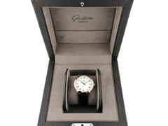 Glashütte Original Senator Automatik Rotgold 40mm silbernes Zifferblatt Lederband 1-39-59-01-05-04 Full Set mit Garantie Occasion – Herrenuhren Uhr ohne Datum aus 750 Rotgold. Das Gehäuse ist rund und rotgold. Das Lederarmband Kroko / Alligator ist schwarz. Das Zifferblatt ist römisch und silber. – Ansicht 5