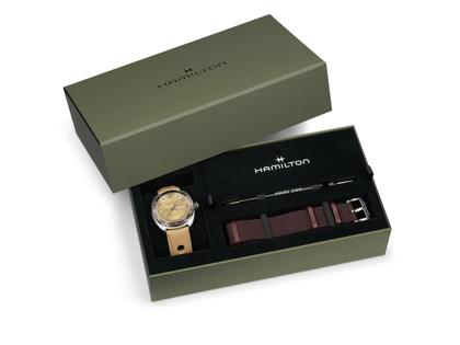 Hamilton American Classic Pan Europ Day Date Automatik Edelstahl 42 mm beiges Zifferblatt beiges Lederband – Herrenuhren Uhr mit Datum aus Edelstahl und Leder. Das Gehäuse ist rund und silber. Das Lederarmband ist beige. Das Zifferblatt ist ein Index in beige. – Ansicht 8