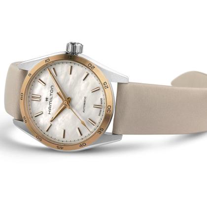 Hamilton Jazzmaster Performer Auto Edelstahl 34mm Perlmutt-Zifferblatt beiges Lederband – Damenuhren Uhr ohne Datum aus Edelstahl und Leder. Das Gehäuse ist rund und silber. Das Lederarmband ist beige. Das Zifferblatt ist ein Index in weiß. – Ansicht 3