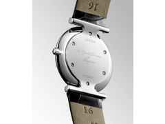 Longines La Grande Classique Quarz Edelstahl 29mm weißes Zifferblatt schwarzes Lederband – Damenuhren Uhr ohne Datum aus Edelstahl. Das Armband ist ein Lederarmband. Der Zifferblatt ist römisch. – Ansicht 2