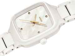 Rado True Square Quarz Keramik weiß Perlmutt Keramikband mit Brillanten – Damenuhren Uhr ohne Datum aus Keramik. Das Gehäuse ist quadratisch und weiß. Das Keramikarmband ist weiß. Das Zifferblatt ist ein Index in weiß. – Ansicht 2