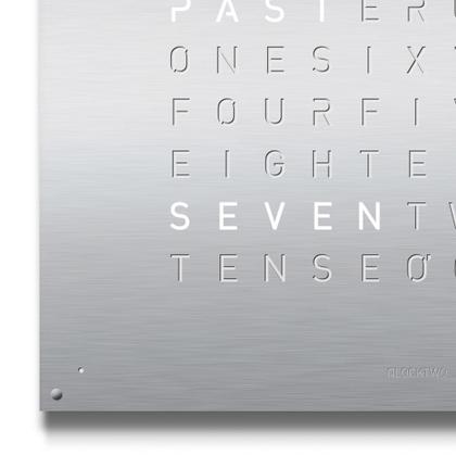 Qlocktwo Earth 90 Stainless Steel mit weiß lackiertem Holz – Großuhren Wanduhr aus Edelstahl. Das Gehäuse ist quadratisch. Das Zifferblatt ist digital und silber. – Ansicht 2