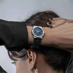 Maurice Lacroix Aikon Quartz Edelstahl 35mm blaues Zifferblatt blaues Kautschukband – Damenuhren Uhr mit Datum aus Edelstahl, Kautschuk, PVD beschichtet und vergoldet. Das Gehäuse ist rund und silber. Das Kautschuk / Kunststoff / Silikon Armband ist blau. Das Zifferblatt ist ein Index in blau. – Ansicht 5