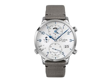 Glashütte Original Senator Cosmopolite Automatik Edelstahl 44mm weißes Zifferblatt graues Textilband – Herrenuhren Uhr mit Datum aus Edelstahl. Das Gehäuse ist rund und silber. Das Textilarmband ist grau. Das Zifferblatt ist arabisch und weiß.