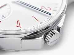 Nomos Glashütte Ahoi neomatik Signalweiß Automatik Edelstahl 36mm weißes Zifferblatt graues Textilband – Damenuhren Uhr ohne Datum aus Edelstahl. Das Gehäuse ist rund und silber. Das Textilarmband ist grau. Das Zifferblatt ist arabisch Index und weiß. – Ansicht 2