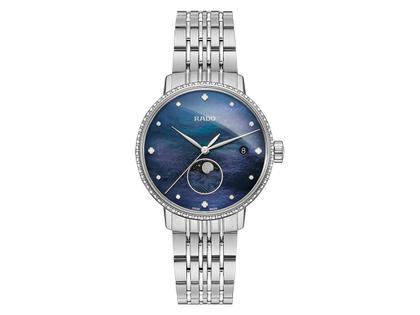 Rado Coupole Classic S Quarz Edelstahl Perlmutt Diamanten Mondphase Metallband – Damenuhren Uhr mit Datum aus Edelstahl. Das Gehäuse ist rund und silber. Das Edelstahlarmband ist silber. Das Zifferblatt ist ein Index in blau.