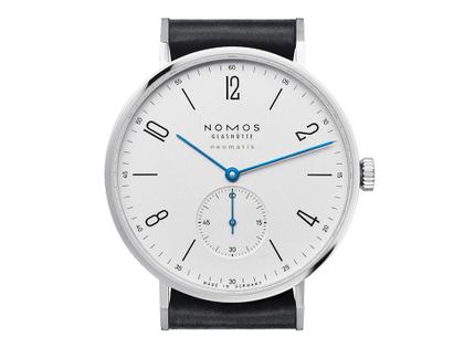 Nomos Glashütte Tangente 39 neomatik Automatik Edelstahl 39mm weißes Zifferblatt schwarzes Lederband – Herrenuhren Uhr ohne Datum aus Edelstahl. Das Gehäuse ist rund und silber. Das Lederarmband ist schwarz. Das Zifferblatt ist arabisch Index und weiß. – Ansicht 3