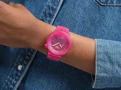 Swatch Big Bold Biosourced Colours of Joy Pink Quarz Kunststoff 47mm pinkes Zifferblatt pinkes Kunststoffband – Herrenuhren Uhr ohne Datum aus Bio-Kunststoff und Kunststoff. Das Gehäuse ist rund. Das Kautschuk / Kunststoff / Silikon Armband ist pink. Das Zifferblatt ist ohne Zeichen und pink. – Ansicht 3