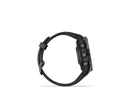 Garmin epix Pro Sapphire Titan carbongrau beschichtet 42 mm Kautschukband schwarz – Herrenuhren Uhr Multifunktion aus DLC beschichtet, Kautschuk und Titan. Das Gehäuse ist rund und schwarz. Das Kautschuk / Kunststoff / Silikon Armband ist schwarz. Das Zifferblatt ist digital und schwarz. – Ansicht 7