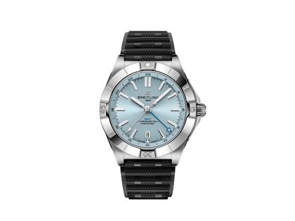Breitling Chronomat Automatic GMT 40 Edelstahl und Platin eisblaues Zifferblatt schwarzes Rouleaux-Kautschukband – Herrenuhren Uhr mit Datum aus 950 Platin und Edelstahl. Das Gehäuse ist rund und silber. Das Kautschuk / Kunststoff / Silikon Armband ist schwarz. Das Zifferblatt ist ein Index in blau.