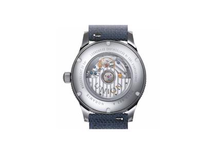 Union Glashütte Noramis Datum Sport Automatik Edelstahl 42mm schwarzes Zifferblatt Metallband – Herrenuhren Uhr mit Datum aus Edelstahl und Keramik. Das Gehäuse ist rund und silber. Das Edelstahlarmband ist silber. Das Zifferblatt ist ein Index in schwarz. – Ansicht 2