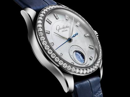 Glashütte Original Lady Serenade Luna Automatik Edelstahl 32,5mm weißes Perlmutt-Zifferblatt blaues Lederband – Damenuhren Uhr ohne Datum aus Edelstahl und Leder. Das Gehäuse ist rund und silber. Das Lederarmband Kroko / Alligator ist blau. Das Zifferblatt ist ein Index in weiß. – Ansicht 3