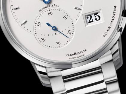 Glashütte Original PanoReserve Handaufzug Edelstahl 40mm silbernes Zifferblatt Metallband – Herrenuhren Uhr mit Datum aus Edelstahl. Das Gehäuse ist rund und silber. Das Edelstahlarmband ist silber. Das Zifferblatt ist ein Index in silber. – Ansicht 2