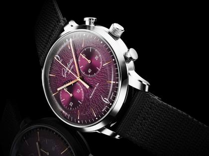 Glashütte Original Sixties Chronograph Jahresedition 2026 Automatik Edelstahl 42mm violettes Zifferblatt schwarzes Textilband – Herrenuhren Chronograph aus Edelstahl. Das Gehäuse ist rund und silber. Das Textilarmband ist schwarz. Das Zifferblatt ist arabisch Index und lila. – Ansicht 7