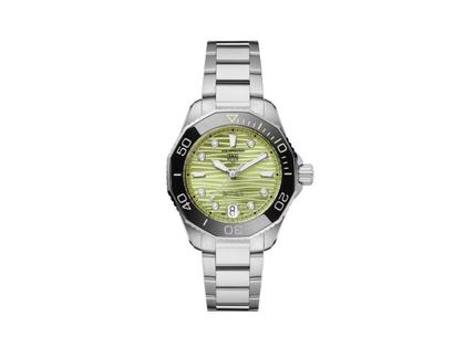 TAG Heuer Aquaracer Professional 300 Date Automatik Edelstahl 36mm pastellgrünes Zifferblatt mit Brillanten Metallband – Damenuhren Uhr mit Datum aus Edelstahl und Keramik. Das Gehäuse ist rund und silber. Das Edelstahlarmband ist silber. Das Zifferblatt ist ein Index in grün.
