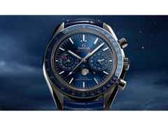 Omega Speedmaster Mondphase Automatik Edelstahl 44mm blaues Zifferblatt blaues Lederband – Herrenuhren Chronograph aus Edelstahl und Keramik. Das Gehäuse ist rund und silber. Das Lederarmband Kroko / Alligator ist blau. Das Zifferblatt ist ein Index in blau. – Ansicht 3
