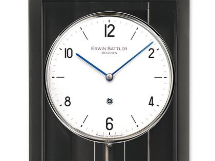 Erwin Sattler Seilzug Regulator Wanduhr Classica P 70 M schwarz – Großuhren Wanduhr aus . Das Gehäuse ist rechteckig und schwarz. Das Zifferblatt ist arabisch Index und weiß. – Ansicht 5