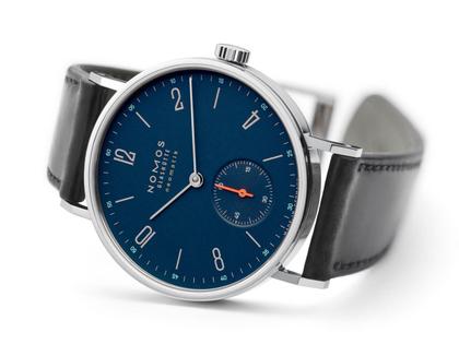 Nomos Glashütte Tangente 35 neomatik Nachtblau Automatik Edelstahl 35mm blaues Zifferblatt schwarzes Lederband – Damenuhren Uhr ohne Datum aus Edelstahl. Das Gehäuse ist rund und silber. Das Lederarmband ist schwarz. Das Zifferblatt ist arabisch Index und blau. – Ansicht 3