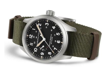 Hamilton Khaki Field Mechanical Power Reserve Handaufzug Edelstahl 40mm schwarzes Zifferblatt grünes Textilband – Herrenuhren Uhr ohne Datum aus Edelstahl. Das Gehäuse ist rund und silber. Das Textilarmband ist grün. Das Zifferblatt ist arabisch und schwarz. – Ansicht 4