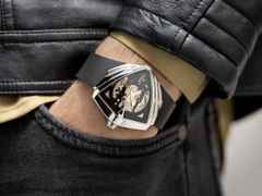Hamilton Ventura XXL Skeleton Automatic Edelstahl 46x46mm skelettiertes Zifferblatt schwarzes Kautschukband – Herrenuhren Uhr ohne Datum aus Edelstahl und Kautschuk. Das Gehäuse ist sonstige Form und silber. Das Kautschuk / Kunststoff / Silikon Armband ist schwarz. Das Zifferblatt ist skelettiert und schwarz. – Ansicht 6