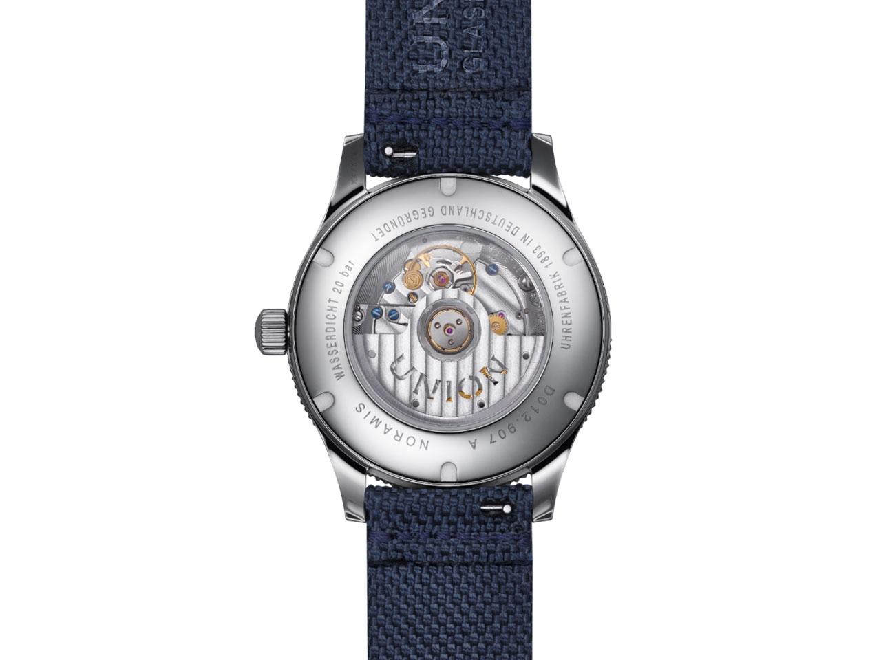 Union Glashütte Noramis Datum Sport Automatik Edelstahl 42mm blaues Zifferblatt Metallband und Textilband – Herrenuhren Uhr mit Datum aus Edelstahl und Keramik. Das Gehäuse ist rund und silber. Das Edelstahlarmband ist silber. Das Zifferblatt ist arabisch Index und blau. – Ansicht 3