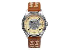 UMF Ruhla Colani Design 2025 Limited Edition Automatik Edelstahl 43mm gelbes Zifferblatt braunes Lederband – Herrenuhren Uhr mit Datum aus Edelstahl. Das Gehäuse ist rund und silber. Das Lederarmband ist braun. Das Zifferblatt ist arabisch Index und gelb.