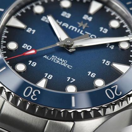 Hamilton Khaki Navy Scuba Automatic Edelstahl 43mm blaues Zifferblatt Metallband – Herrenuhren Uhr ohne Datum aus Edelstahl. Das Gehäuse ist rund und silber. Das Edelstahlarmband ist silber. Das Zifferblatt ist ein Index in blau. – Ansicht 3