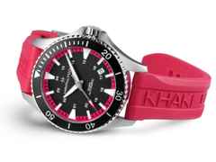 Hamilton Khaki Navy Scuba Auto Edelstahl 40mm schwarzes Zifferblatt pinkes Kautschukband – Herrenuhren Uhr mit Datum aus Edelstahl und Kautschuk. Das Gehäuse ist rund und silber. Das Kautschuk / Kunststoff / Silikon Armband ist pink. Das Zifferblatt ist arabisch Index und schwarz. – Ansicht 2