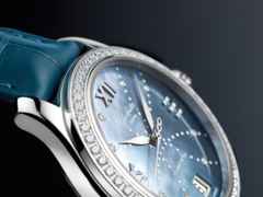 Glashütte Original Lady Serenade Automatik Edelstahl 36mm blaues Perlmutt-Zifferblatt mit Brillanten blaues Lederband – Damenuhren Uhr mit Datum aus Edelstahl. Das Gehäuse ist rund und silber. Das Lederarmband Kroko / Alligator ist blau. Das Zifferblatt ist römisch Index und blau. – Ansicht 4