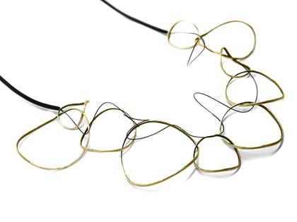 Maria Rzewuska SBAK Collier Silber vergoldet mit Velourband lang – Halsschmuck Collier aus 925 Silber und und vergoldet.