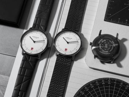 Sternglas Naos Edition Bauhaus III Quarz Edelstahl Schwarz-PVD 38mm weißes Zifferblatt schwarzes Lederband – Herrenuhren Uhr mit Datum aus Edelstahl, Leder und PVD beschichtet. Das Gehäuse ist rund und schwarz. Das Lederarmband ist schwarz. Das Zifferblatt ist arabisch Index und weiß. – Ansicht 10