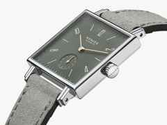 Nomos Glashütte Tetra Sinfonie Ode an die Freude Handaufzug 29mm graues Zifferblatt graues Lederband – Damenuhren Uhr ohne Datum aus Edelstahl. Das Gehäuse ist quadratisch und silber. Das Lederarmband ist grau. Das Zifferblatt ist arabisch Index und grün. – Ansicht 3