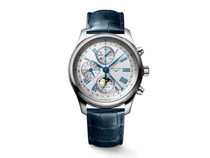 Longines Master Collection Chronograph Mondphase Automatik Edelstahl 42mm silbernes Zifferblatt blaues Lederband – Herrenuhren Chronograph aus Edelstahl und Leder. Das Gehäuse ist rund und silber. Das Lederarmband Kroko / Alligator ist blau. Das Zifferblatt ist römisch und silber.