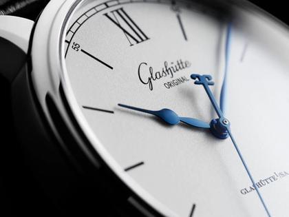 Glashütte Original Senator Excellence Automatik Edelstahl 40mm weißes ZIfferblatt schwarzes Lederband – Herrenuhren Uhr ohne Datum aus Edelstahl. Das Gehäuse ist rund und silber. Das Lederarmband Kroko / Alligator ist schwarz. Das Zifferblatt ist römisch Index und silber. – Ansicht 3