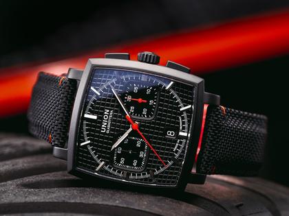 Union Glashütte Averin Chronograph Automatik Edelstahl Schwarz-DLC 41mm schwarzes Zifferblatt schwarzes Textilband – Herrenuhren Chronograph aus DLC beschichtet und Edelstahl. Das Gehäuse ist quadratisch und schwarz. Das Lederarmband ist schwarz. Das Zifferblatt ist ein Index in schwarz. – Ansicht 2