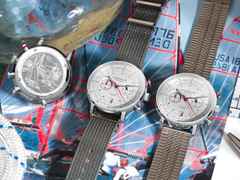 Sternglas Hamburg Chrono Quarz Edelstahl 42mm weißes Zifferblatt Metallband – Herrenuhren Chronograph aus Edelstahl. Das Gehäuse ist rund und silber. Das Edelstahlarmband ist silber. Das Zifferblatt ist arabisch Index und weiß. – Ansicht 2