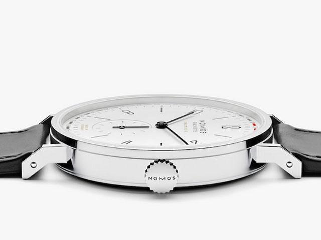 Nomos Glashütte Tangente 41 neomatik Update Automatik Edelstahl 40mm weißes Zifferblatt schwarzes Lederband – Herrenuhren Uhr mit Datum aus Edelstahl. Das Gehäuse ist rund und silber. Das Lederarmband ist schwarz. Das Zifferblatt ist arabisch Index und weiß. – Ansicht 5