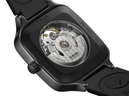 Rado True Square Skeleton Automatik Keramik 38mm skelettiertes Zifferblatt schwarzes Kautschukband – Herrenuhren Uhr ohne Datum aus Edelstahl, Keramik, PVD beschichtet und Titan. Das Gehäuse ist quadratisch und schwarz. Das Kautschuk / Kunststoff / Silikon Armband ist schwarz. Das Zifferblatt ist skelettiert und schwarz. – Ansicht 3